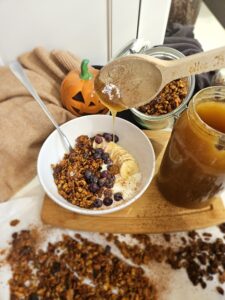 Jak zrobić domową granolę? 3 przepisy na aromatyczne produkty śniadaniowe