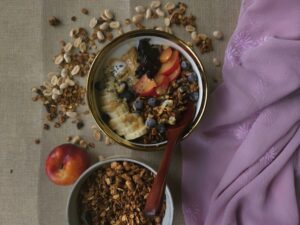 Domowa granola fistaszkowa z masłem orzechowym i fistaszkami